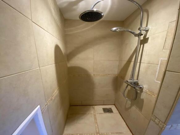 EN-SUITE SHOWER
