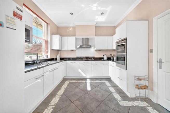 3 bed Apartment for sale Image 9