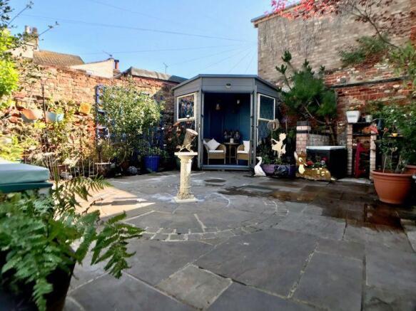 Courtyard Gard...
