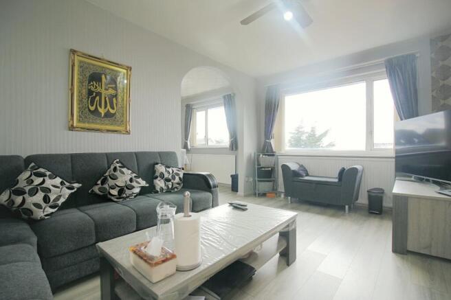 5 bed Semi-Detached for sale Image 6