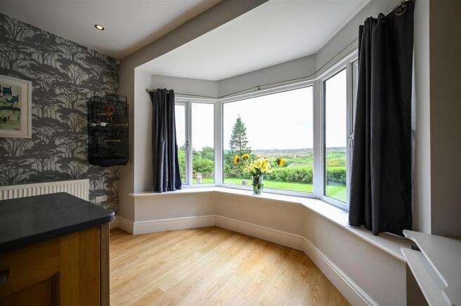 5 bed Detached for sale Image 6
