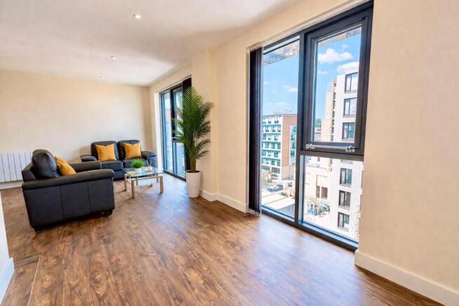 2 bed Apartment to rent Image 4