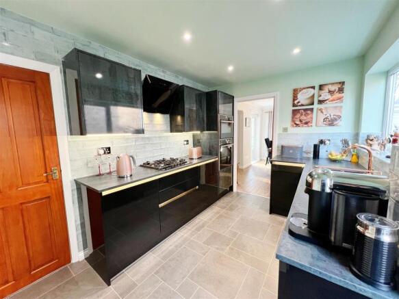 Kitchen 2.jpg