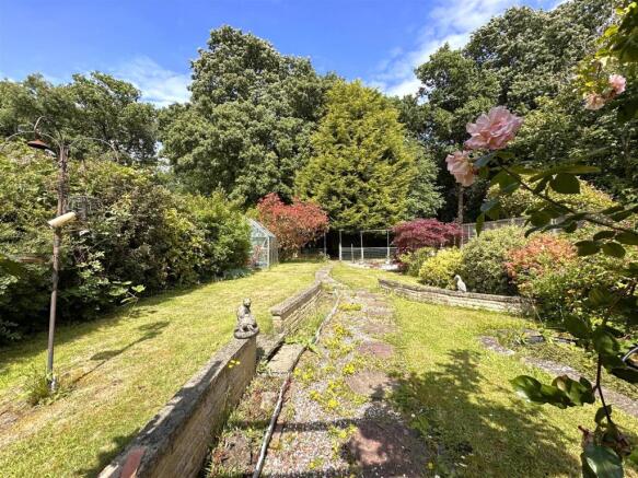 Lovely Private Garden 069