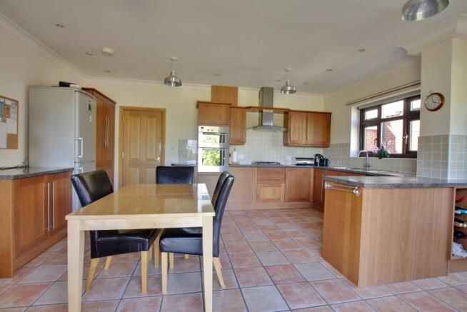 KITCHEN/BREAKFAST ROOM