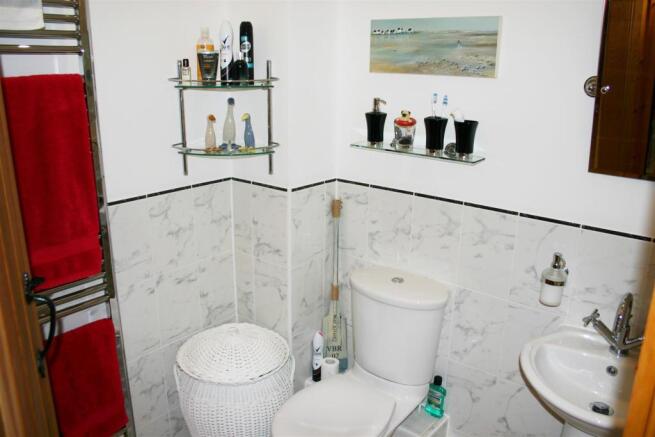EN-SUITE SHOWER ROOM