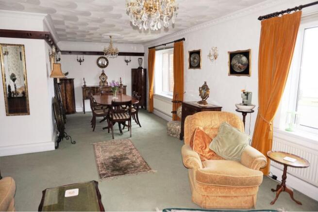 Lounge/Dining Room