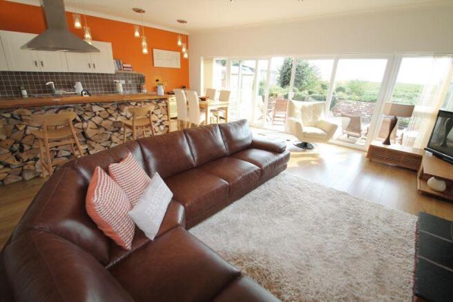 LOUNGE/DINING/...