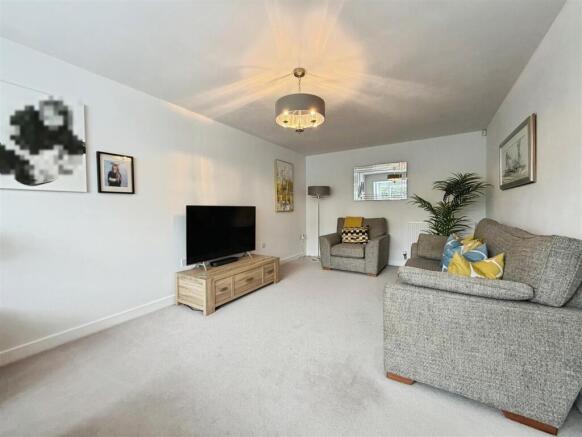 4 bed Detached for sale Image 11
