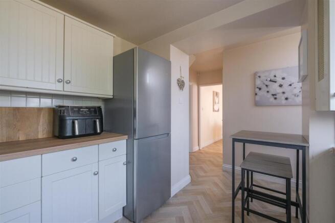 4 bed Semi-Detached for sale Image 7