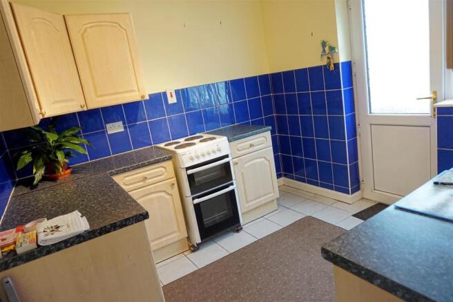 FITTED KITCHEN/BREAK