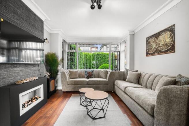 2 bed flat to rent Holly Park Rd, London W7