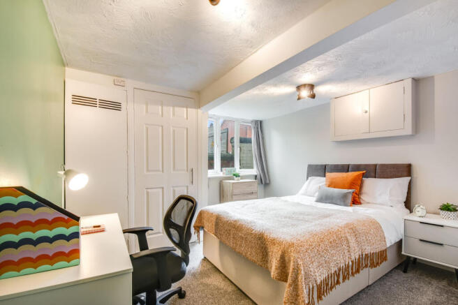 4 bed House to rent Image 5