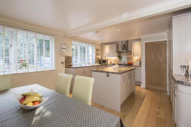 KITCHEN/DINING ROOM