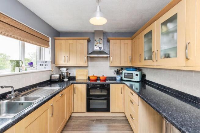 4 bed Detached for sale Image 5