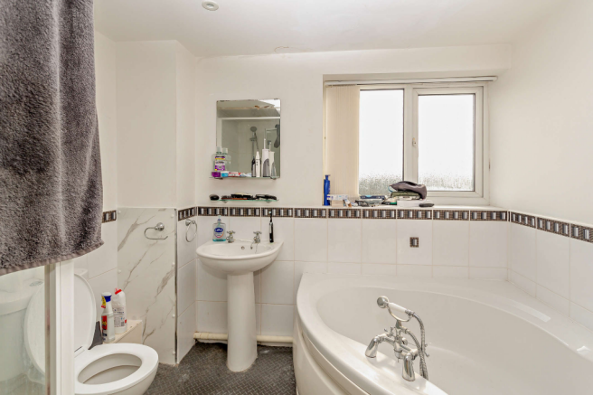 3 bed Flat for sale Image 5