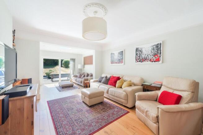 Hampton Grove, Epsom photo 4