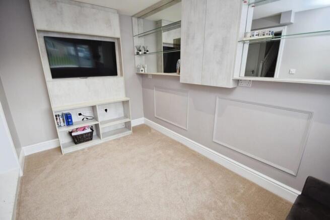 5 bed Detached for sale Image 6