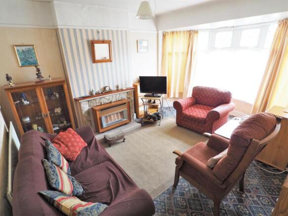 Bow Fronted Lounge 075