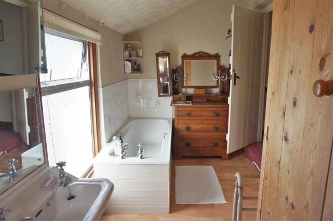 FAMILY BATHROOM :