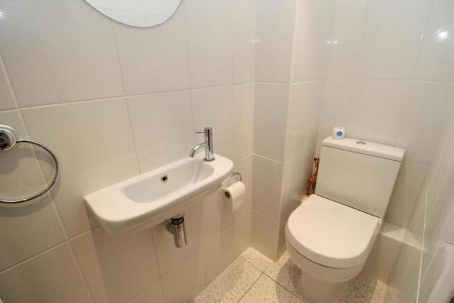 CLOAKROOM/W.C.