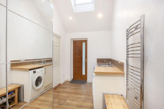 5 bed Detached to rent Image 7