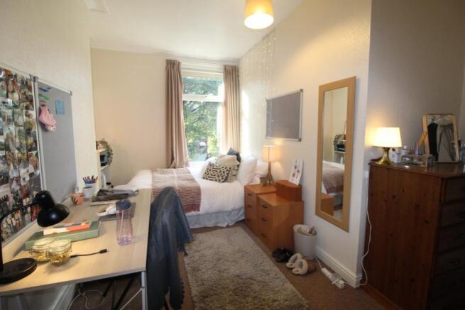 8 bed House to rent Image 12