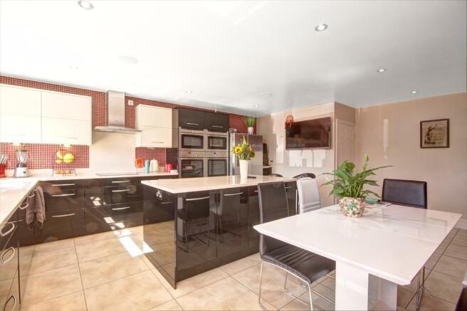 Kitchen 2.jpg