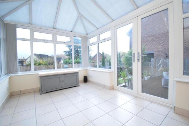 4 bed Detached to rent Image 7
