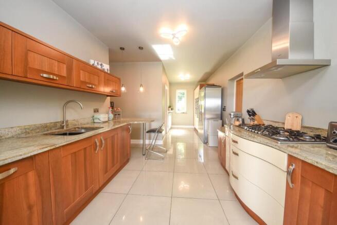 5 bed Detached for sale Image 11
