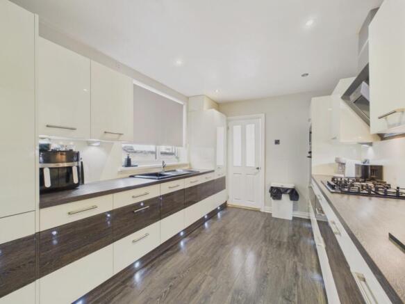3 bed Terraced for sale Image 8