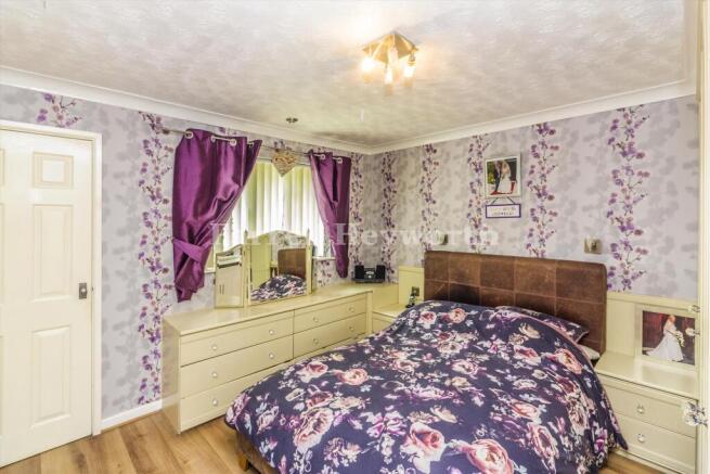 Bedroom 1 image 4