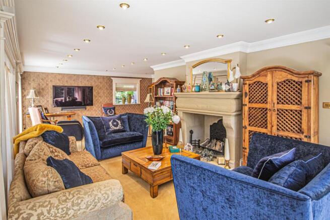 5 bed Detached for sale Image 9