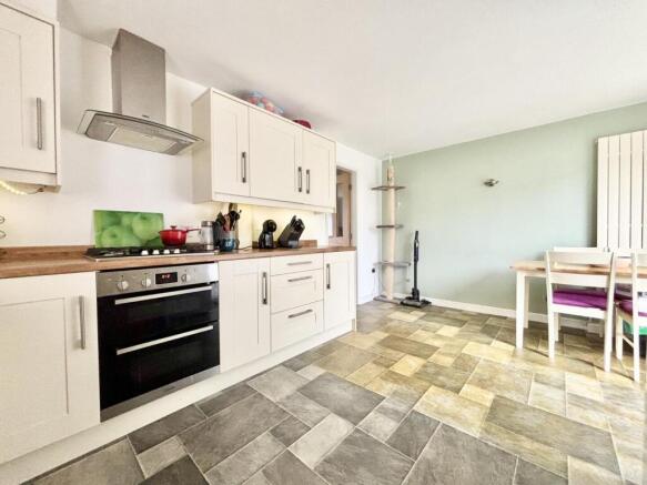 3 bed Semi-Detached for sale Image 6