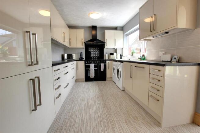 3 bed Semi-Detached for sale Image 7
