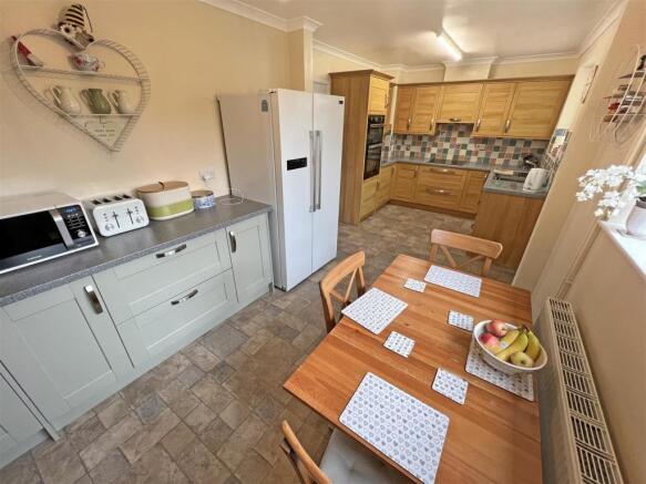 Kitchen/ Dining room