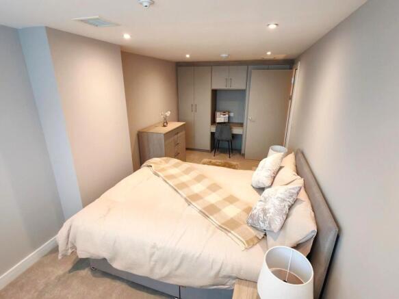 2 bed Apartment to rent Image 4