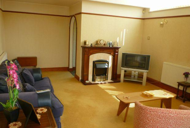 LOUNGE/DINING ROOM