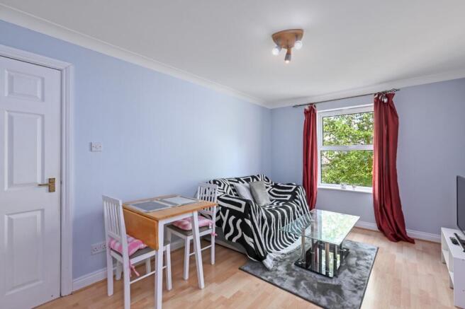 2 bed Flat for sale Image 4