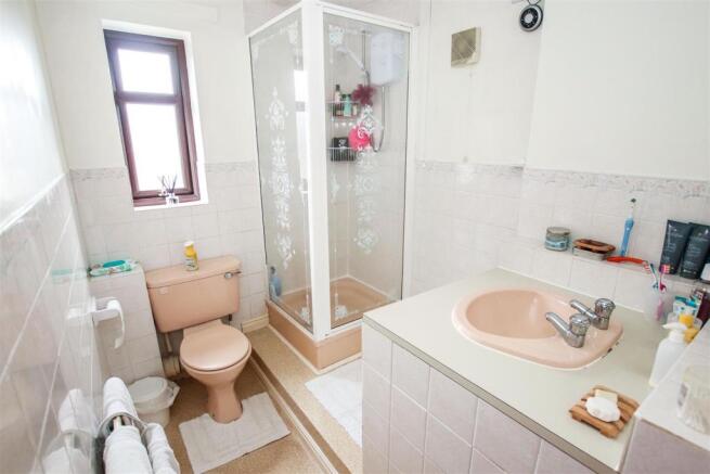 EN-SUITE SHOWER ROOM