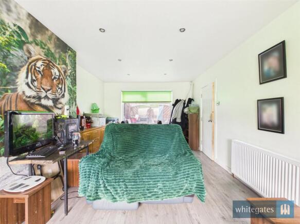 5 bed Semi-Detached for sale Image 7