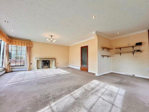 L-Shaped Lounge/Dining Room