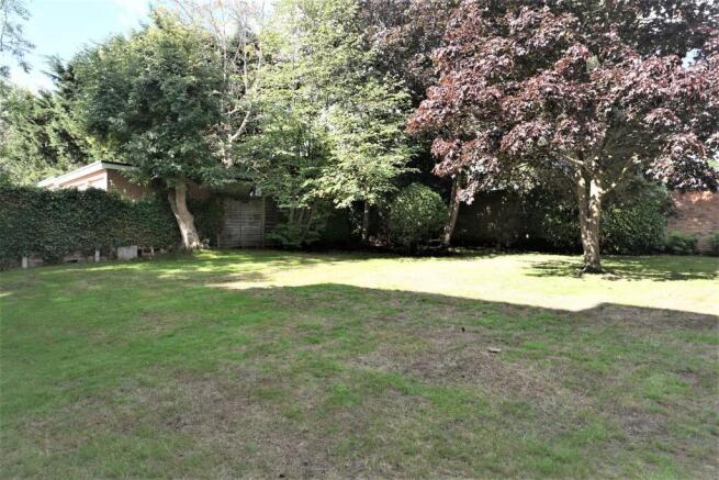 COMMUNAL GROUNDS & GARAGES