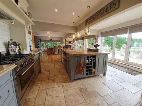 OPEN PLAN DINING-KITCHEN