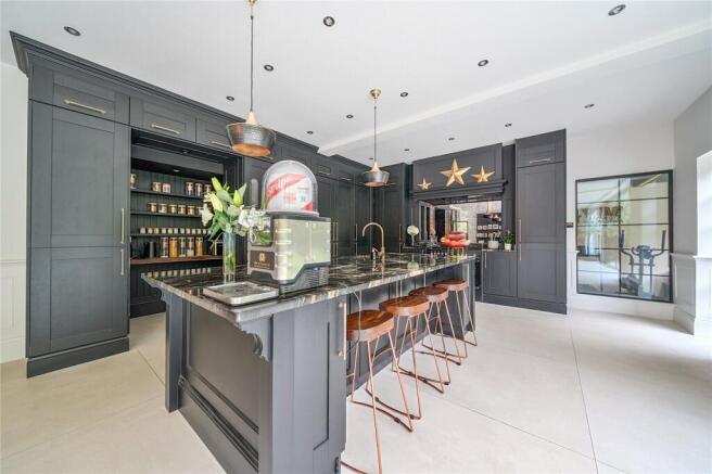 6 bed Detached for sale Image 6