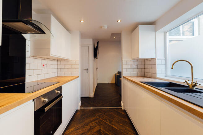 4 bed House to rent Image 6