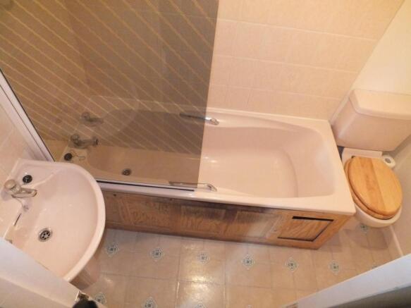 BATHROOM/WC