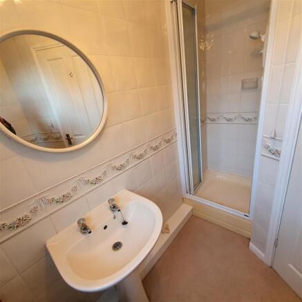 EN SUITE SHOWER/W.C