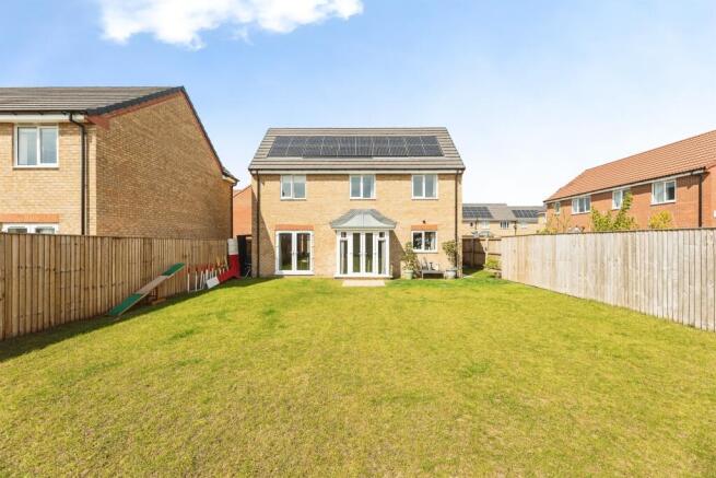5 bed Detached for sale Image 3