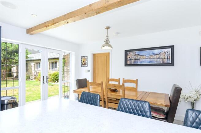 5 bed Detached for sale Image 11